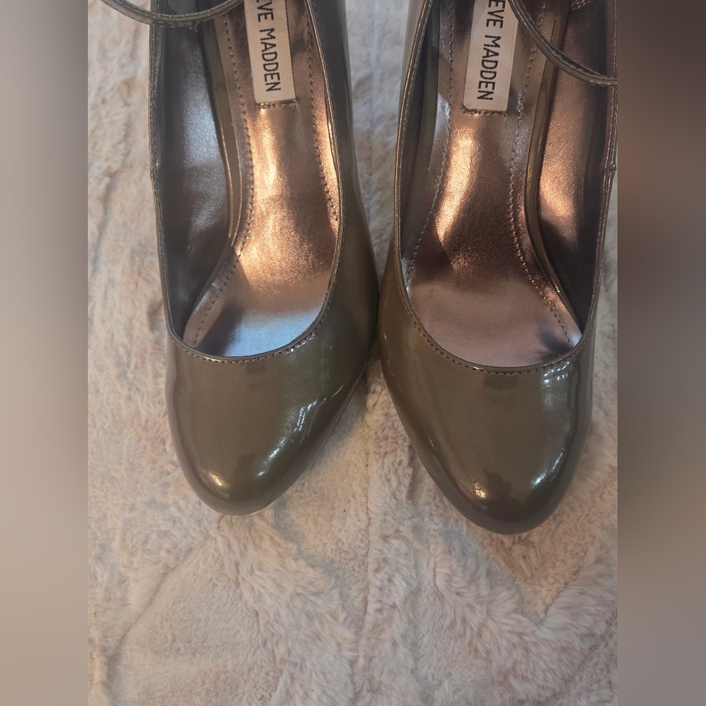 Chic And Trendy Steve Madden Women's Olive Patent Ankle-Strap Pumps Size 8.5 - Picture 9 of 10